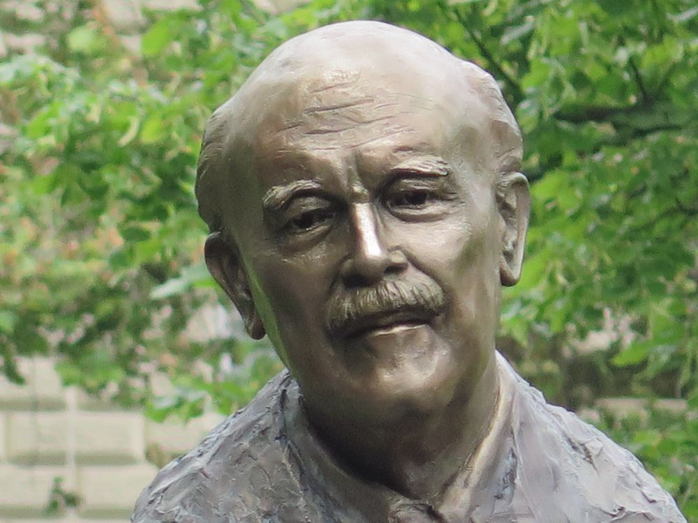 Pri Francetu Bučarju je Udba namestila mikrofon še na stranišču