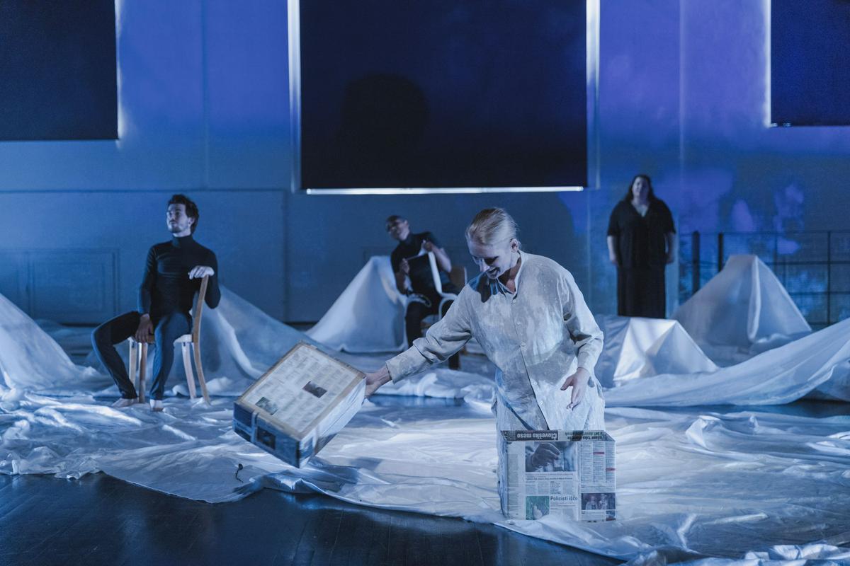 Deklica z vžigalicami Tine Mauko v Križevniški cerkvi