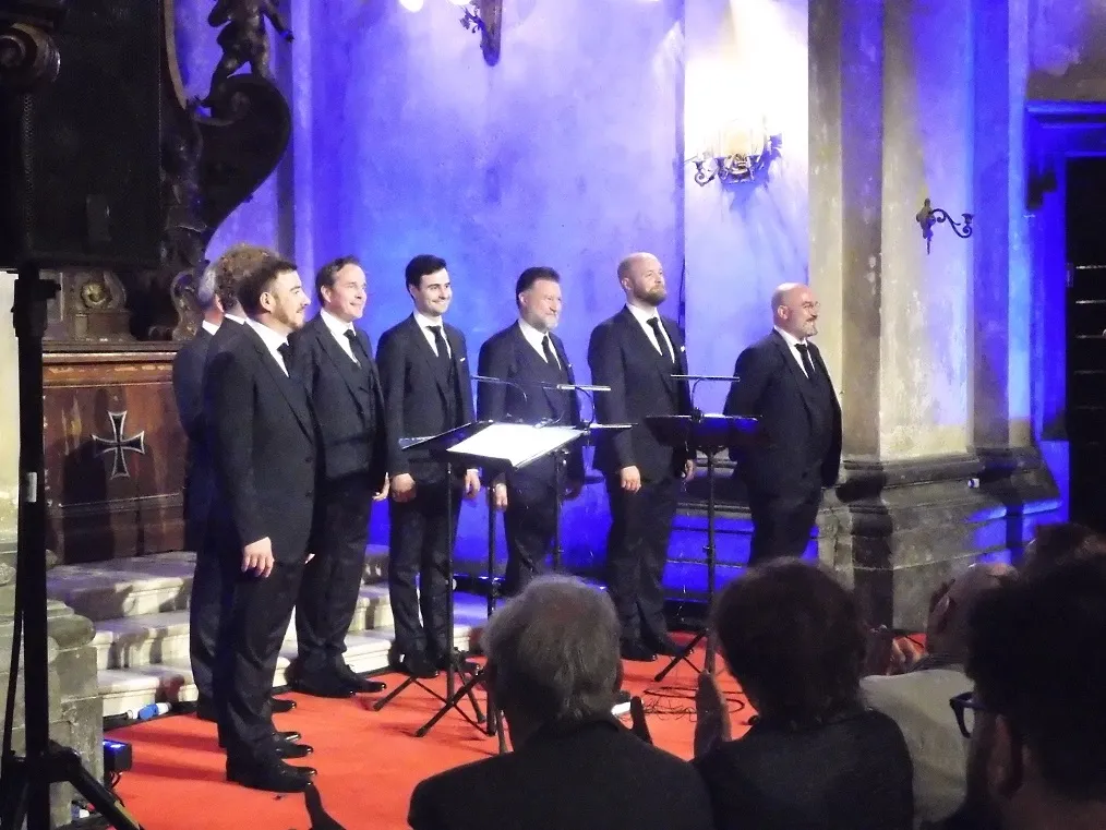 Slovenski oktet napoveduje že božični koncert