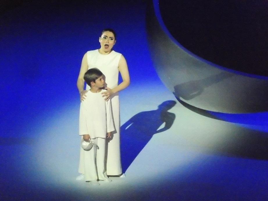 Minimalistično bela Madama Butterfly z Benečani navdušila