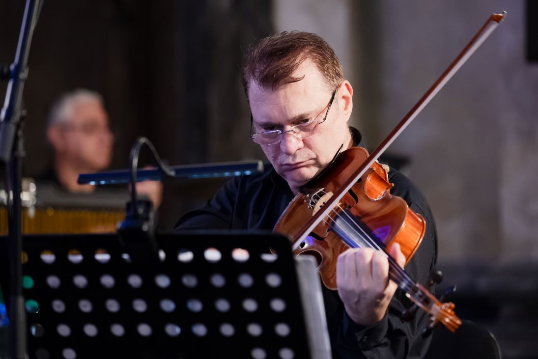 Romunski glasbeniki v Križevniški cerkvi navdušili