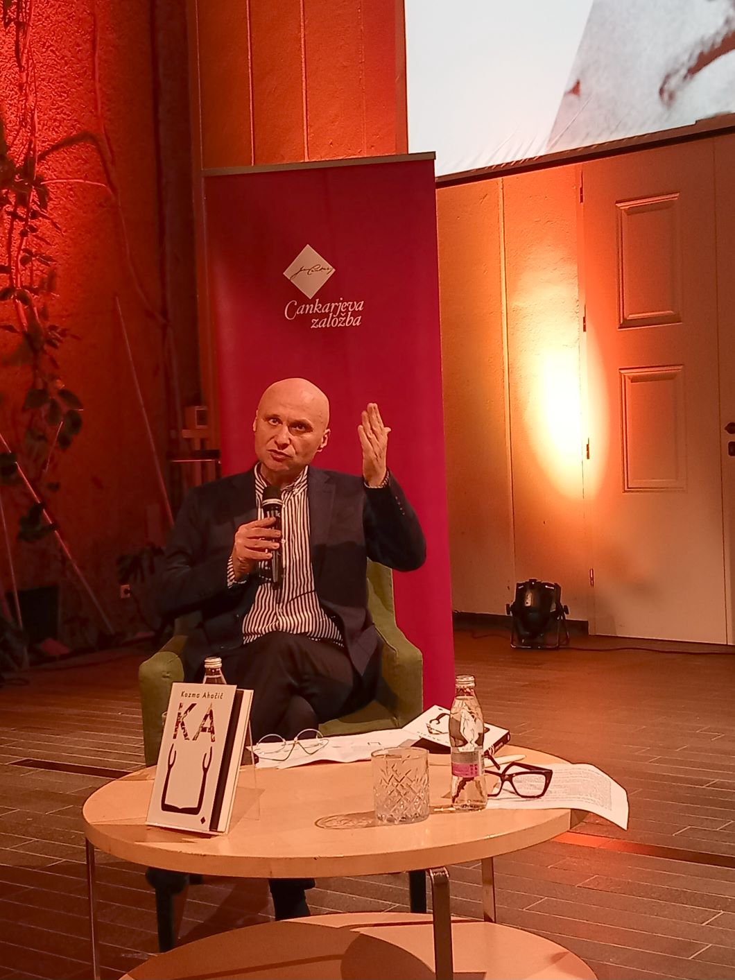 Kozma Ahačič odmevno predstavil knjigo esejev KA