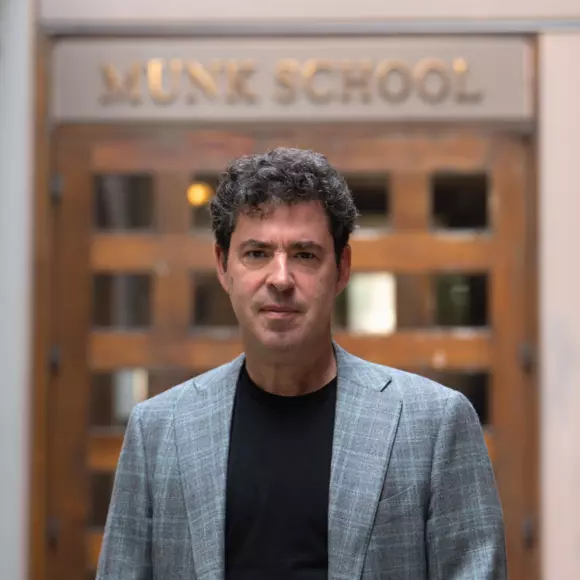 Izšla je knjiga Kako deluje fašizem filozofa Jasona Stanleyja