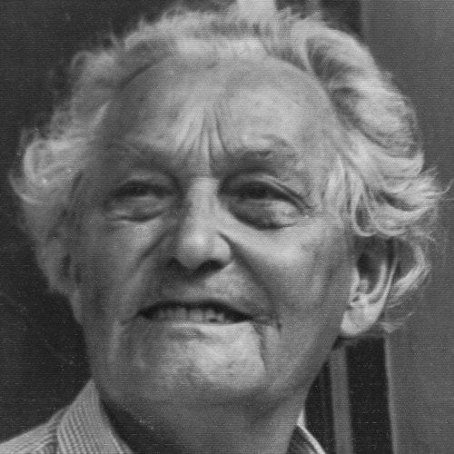 Dr. Darja Koter s knjigo o celjskem Mladinskem pevskem festivalu in Jurčetu Vrežetu