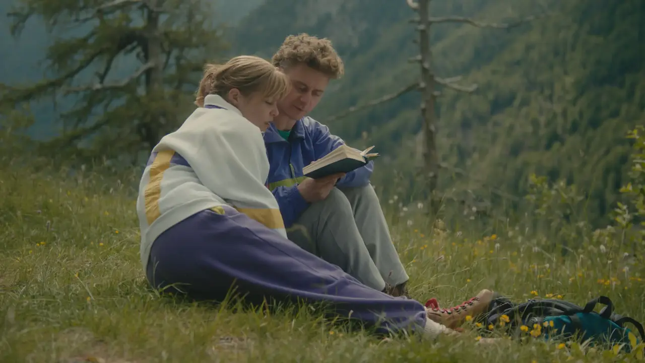 Film Belo se pere na devetdeset v Križankah