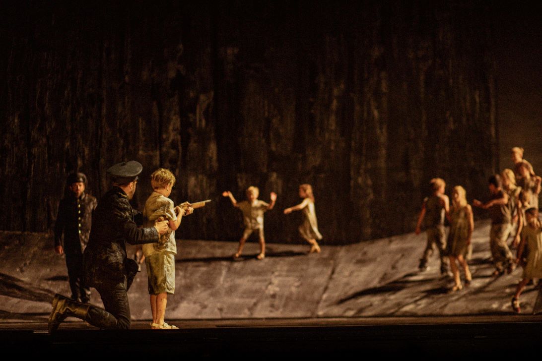V salzburški operi Carmen otrok uperi puško v drugega otroka