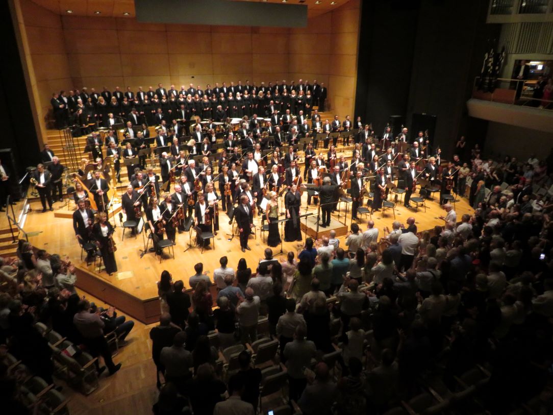 Devet minut stoječih ovacij za LSO z Mahlerjevim Vstajenjem